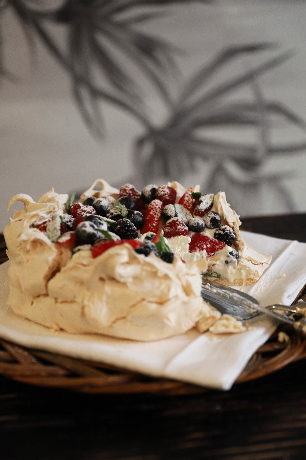 MERCEDES' TUTORIALS: MAKING A DELICIOUS BERRIES PAVLOVA