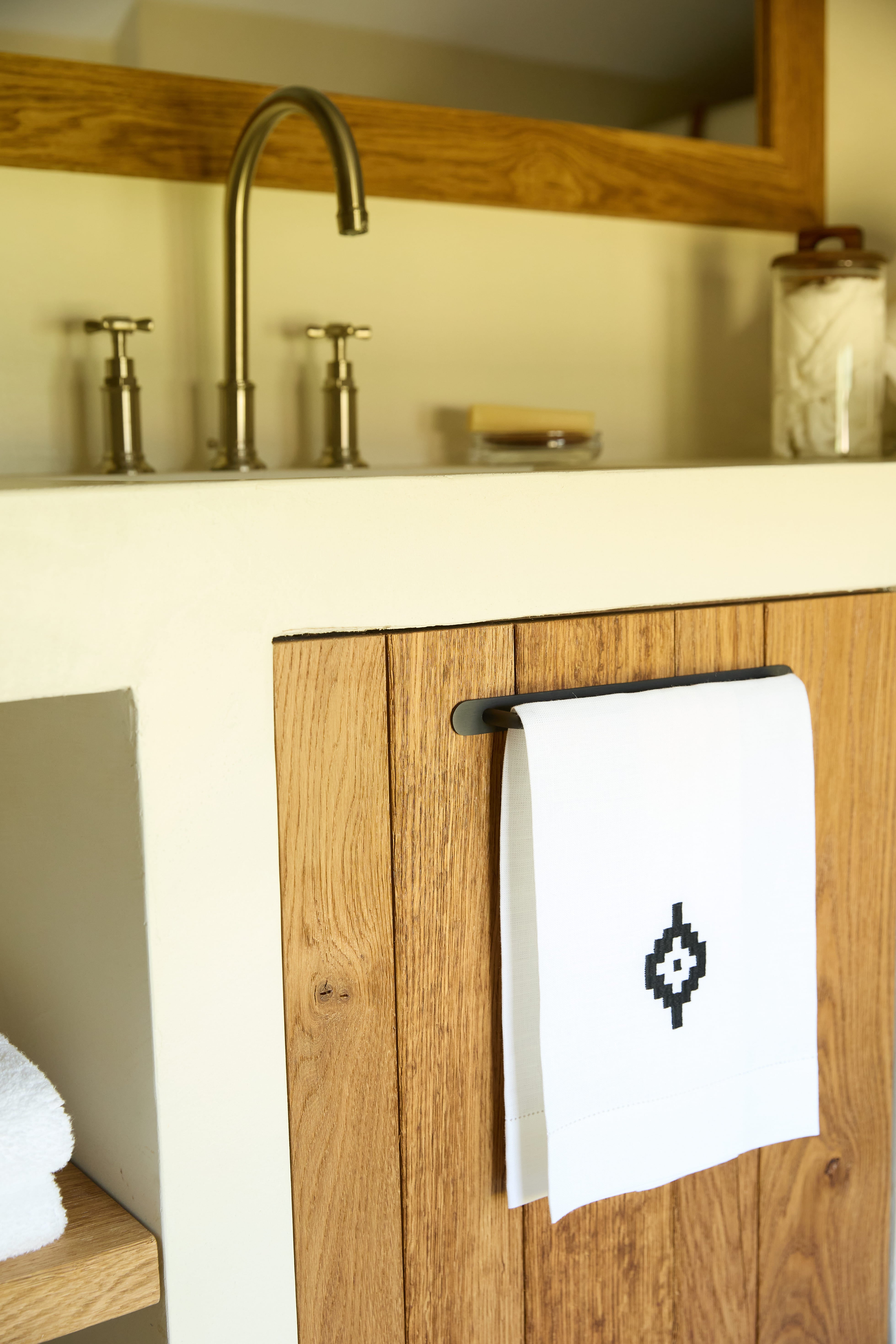 PAMPA Linen Guest Towel - White