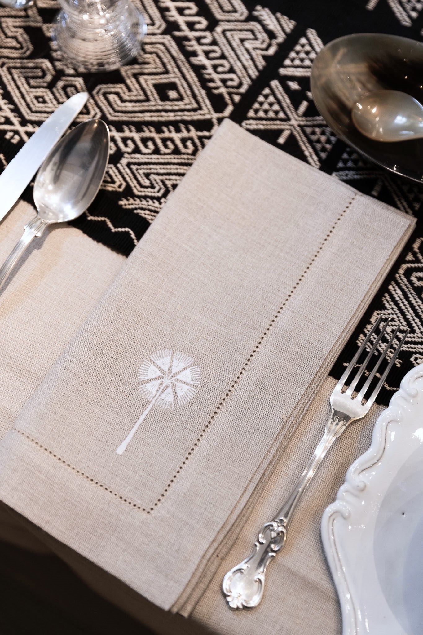 AGRA 4 Napkins & 4 Placemats - Natural & White