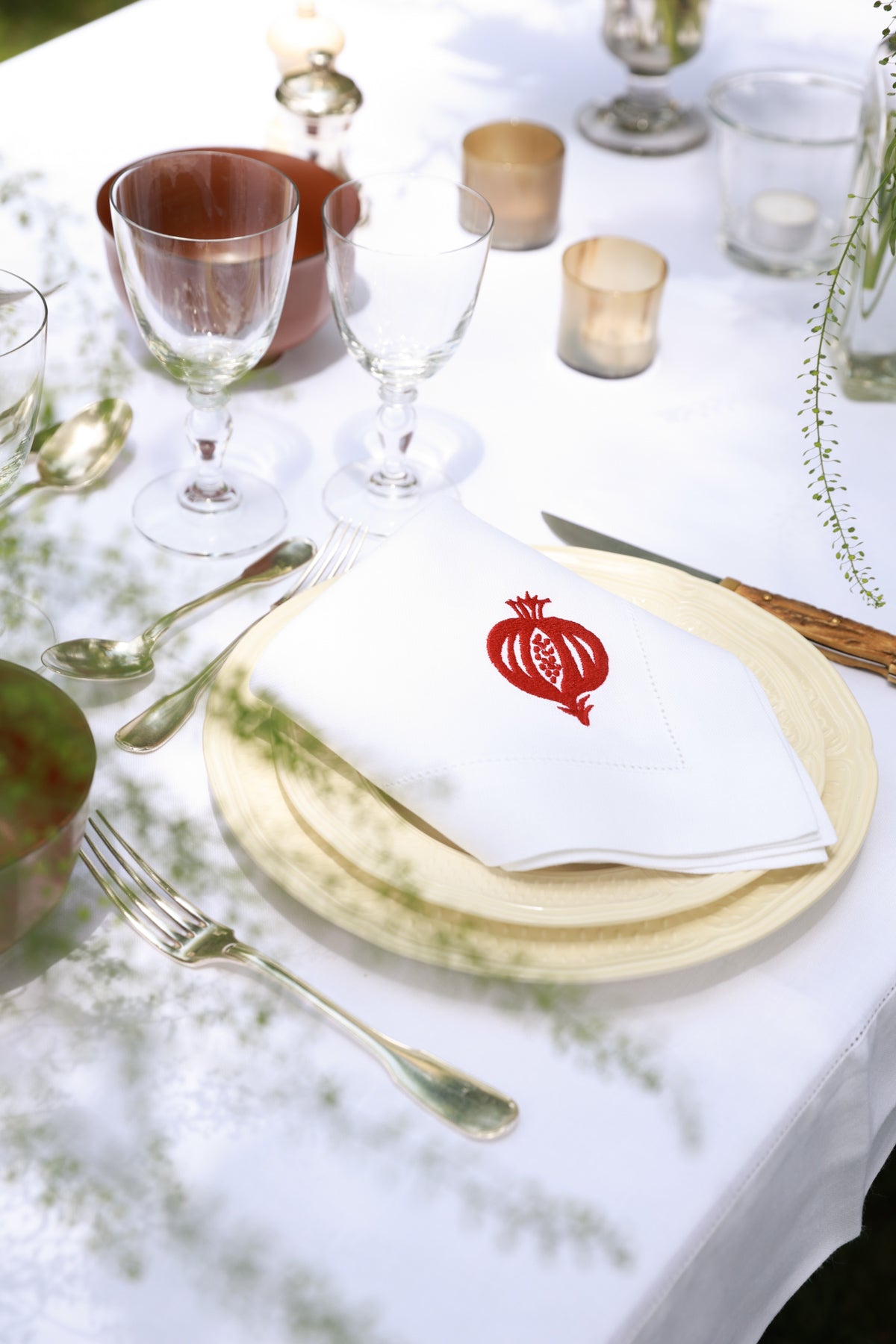 GRANADA 4 Napkins & 4 Placemats - White & Red