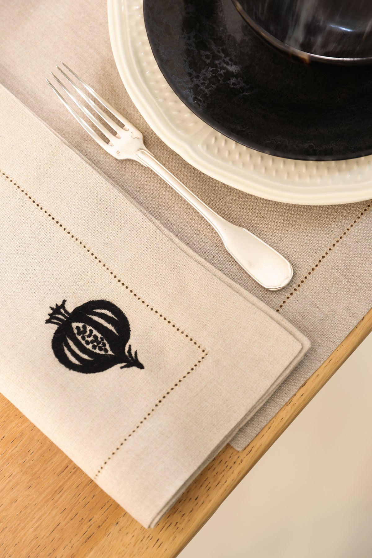 GRANADA 4 Napkins & 4 Placemats - Natural & Black