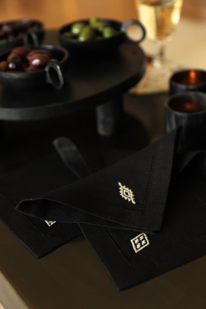 PAMPA Set of 8 linen cocktail napkins - Black