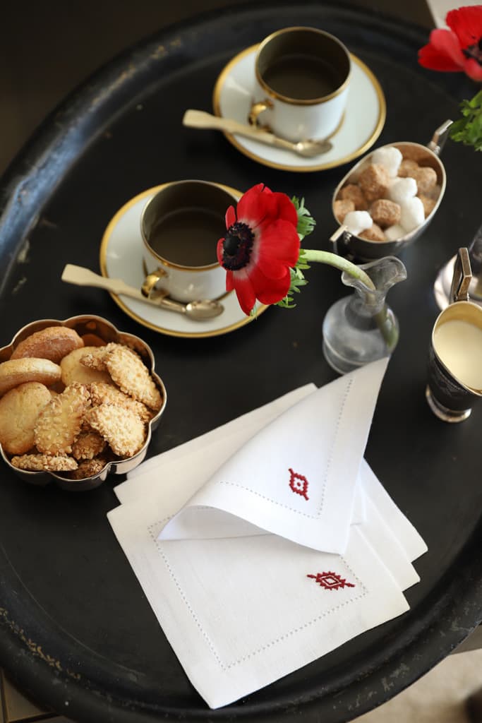 PAMPA Set of 8 linen cocktail napkins - White & Red