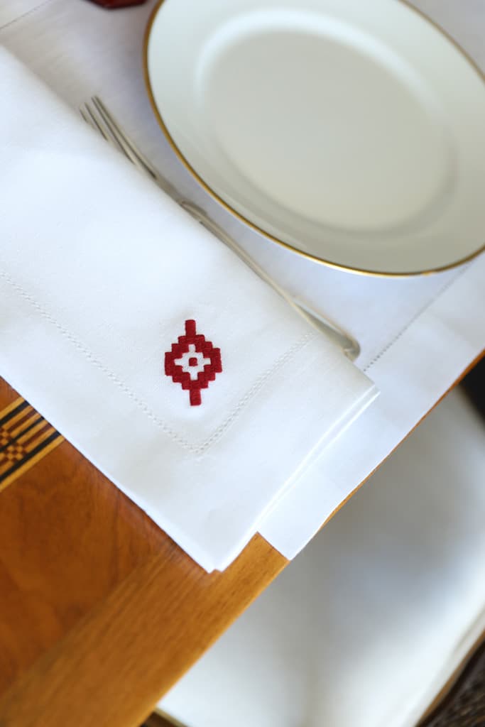 PAMPA Set of 4 Oversized Linen Napkins - White & Red