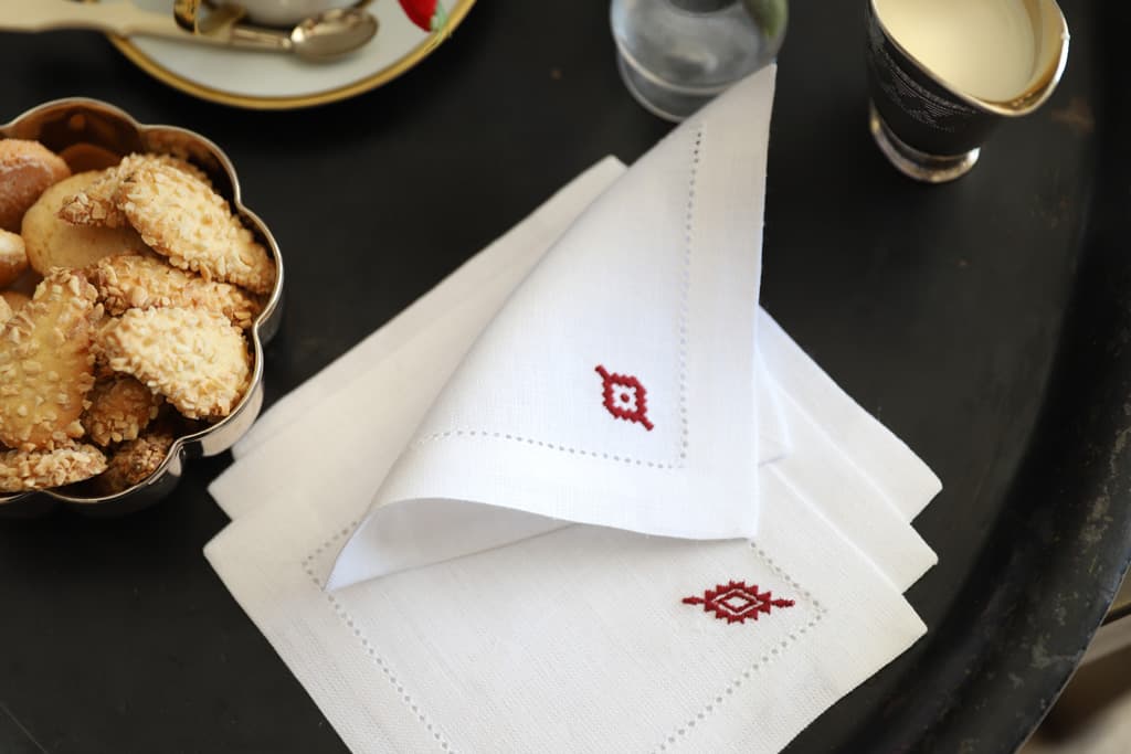 PAMPA Set of 8 linen cocktail napkins - White & Red