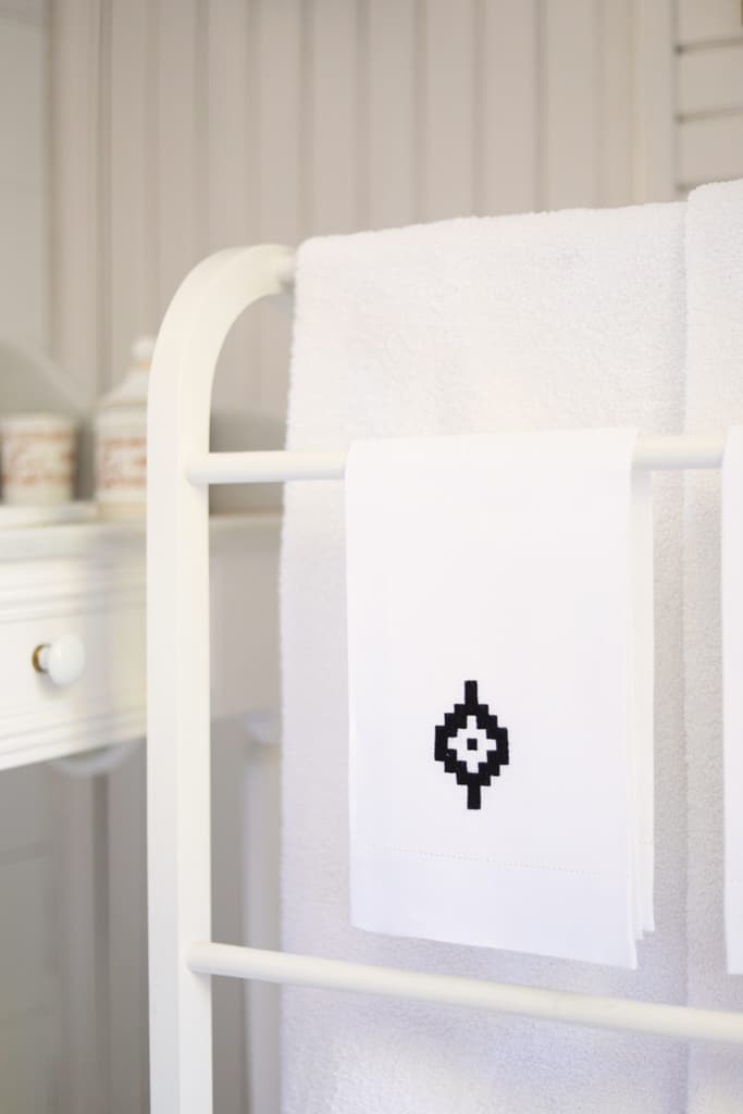 PAMPA Linen Guest Towel - White
